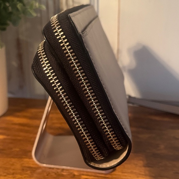 Kate Spade Staci Large
Carryall Beige Black Leather Wristlet K5786 Msrp $239 - Picture 3 of 11